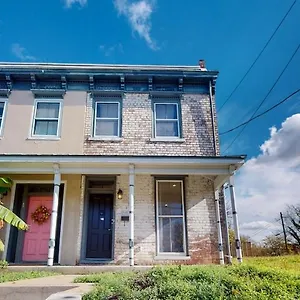Holiday home New! Renovated Townhome W/ Putting & Patio!, Richmond